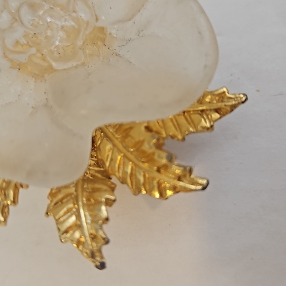 Lucite Flower with Goldtone Leaves & Stems Brooch and/or Pendant - Picture 3 of 7